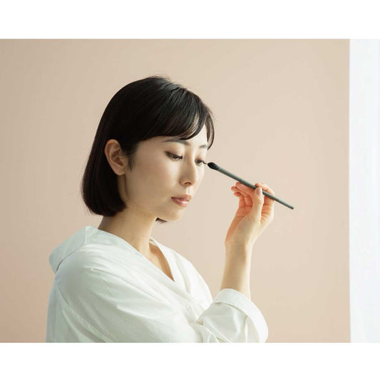 アイシャドウブラシの使い方&選び方ガイド 形状や種類別に解説